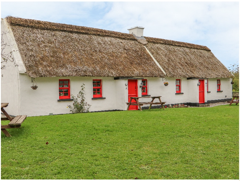 No. 10 Tipperary Thatched Cottage a british holiday cottage for 4 in , 